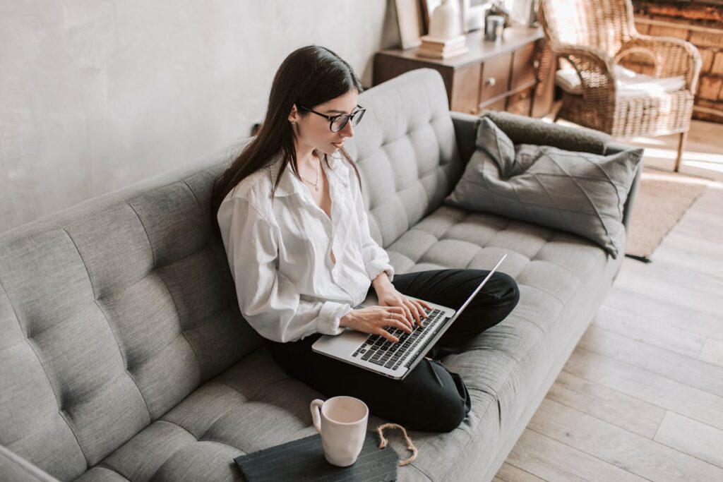 Thuiswerkplek inrichten: ergonomisch bureau met daglicht