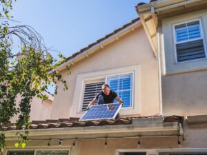 Zonnepanelen op dak: panelen in zonlicht